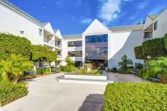 Casa Pacifica Senior Apartment Homes in Santa Ana, CA - Foto de edificio - Building Photo