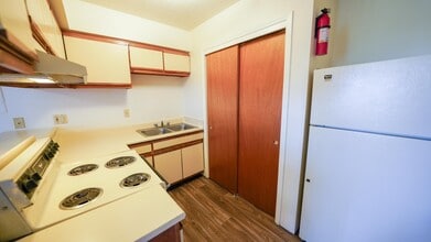 FREE UTILITIES!!   GREAT VIBES!! in Albuquerque, NM - Building Photo - Building Photo