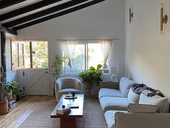 2017 Rosilla Pl in Los Angeles, CA - Building Photo - Building Photo