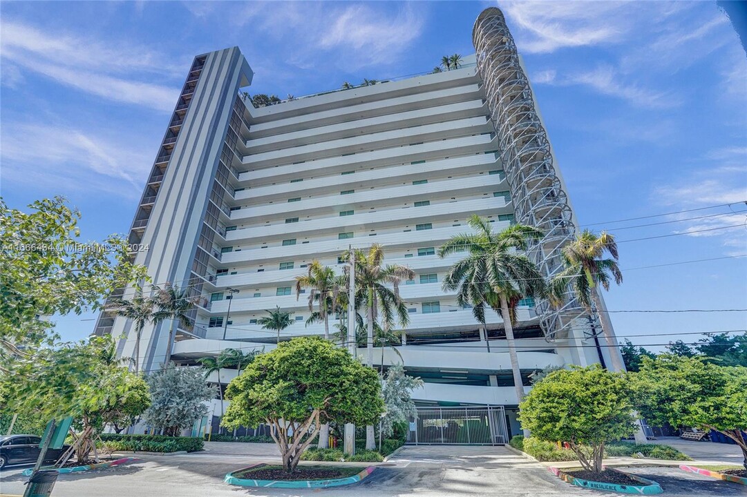 7934 West Dr, Unit 1203 in North Bay Village, FL - Foto de edificio