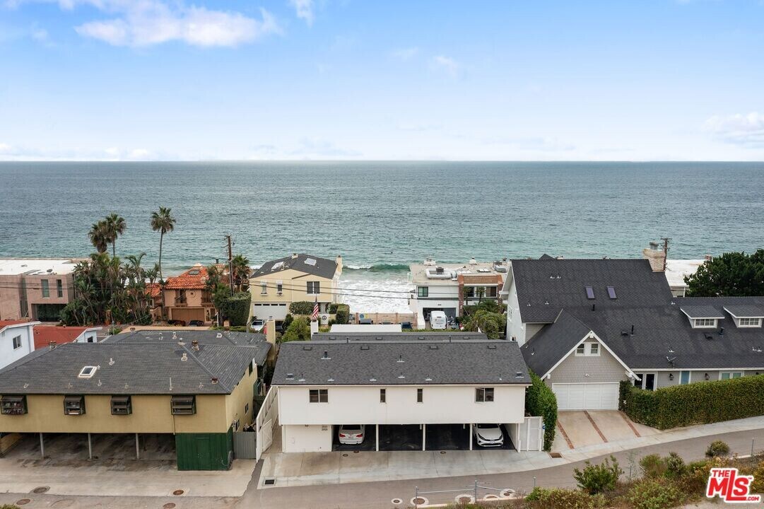 25121 Malibu Rd in Malibu, CA - Building Photo