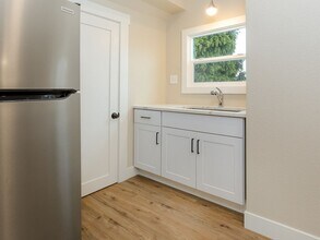 4215 N Colonial Ave in Portland, OR - Building Photo - Building Photo