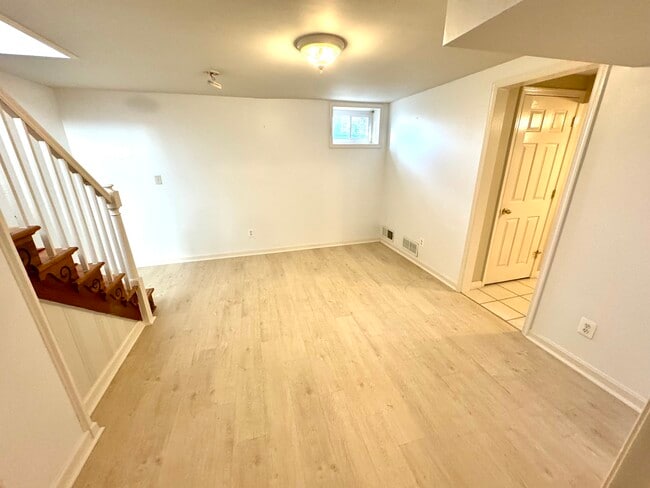 201 E Indian Spring Dr, Unit Unit 1 - Yard - Utilities in Silver Spring, MD - Building Photo - Building Photo