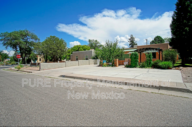 404 Dartmouth Dr NE in Albuquerque, NM - Foto de edificio - Building Photo