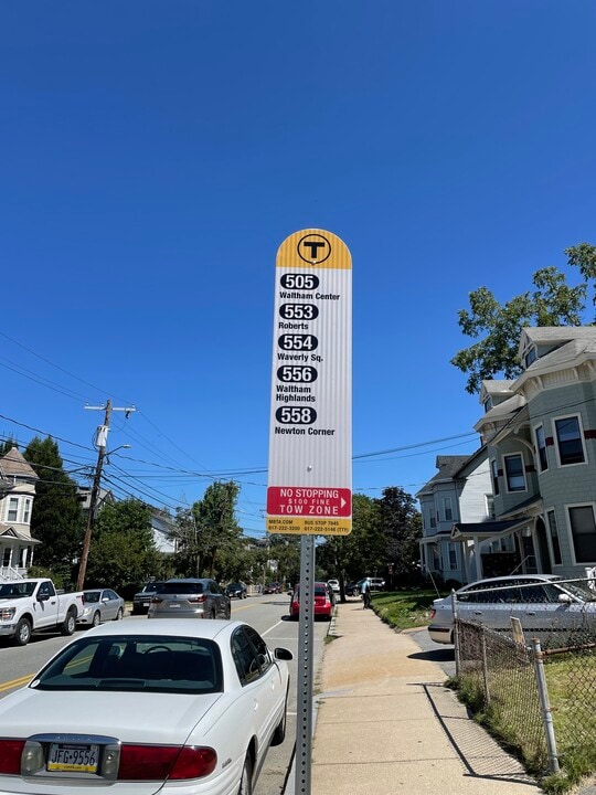 16 Maple St, Unit 4 in Waltham, MA - Foto de edificio