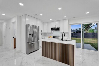 4138 SW 48th Ct in Fort Lauderdale, FL - Building Photo - Building Photo