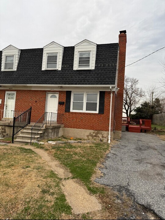 1897 August Ave in Dundalk, MD - Foto de edificio