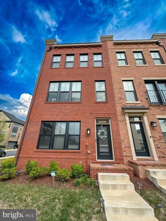 22950 Camilla Springs Sq in Brambleton, VA - Building Photo