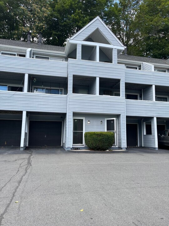 1 Beaver Brook Rd in Danbury, CT - Building Photo