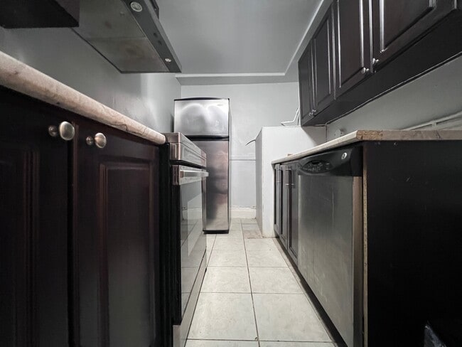 959 Main St E in Hamilton, ON - Building Photo - Building Photo