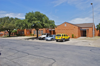 Butler Place Apartments in Fort Worth, TX - Building Photo - Building Photo