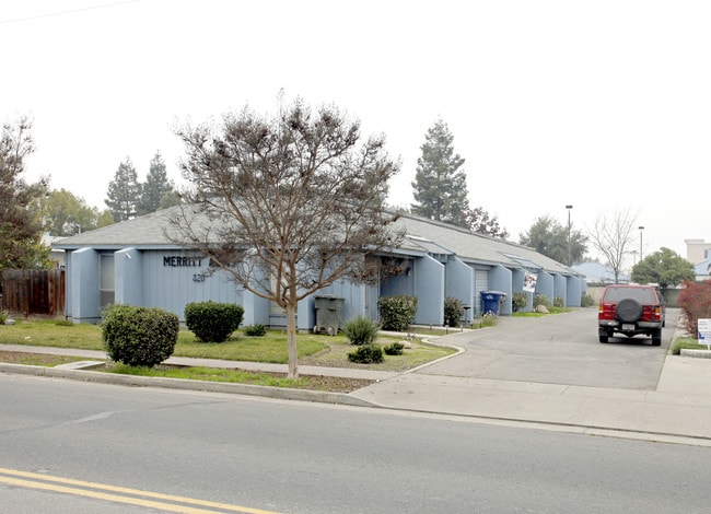 820-830 E Merritt Ave in Tulare, CA - Foto de edificio - Building Photo