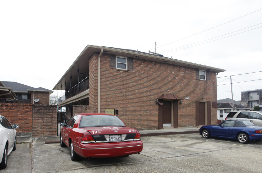 201 W Esplanade Ave in Metairie, LA - Foto de edificio