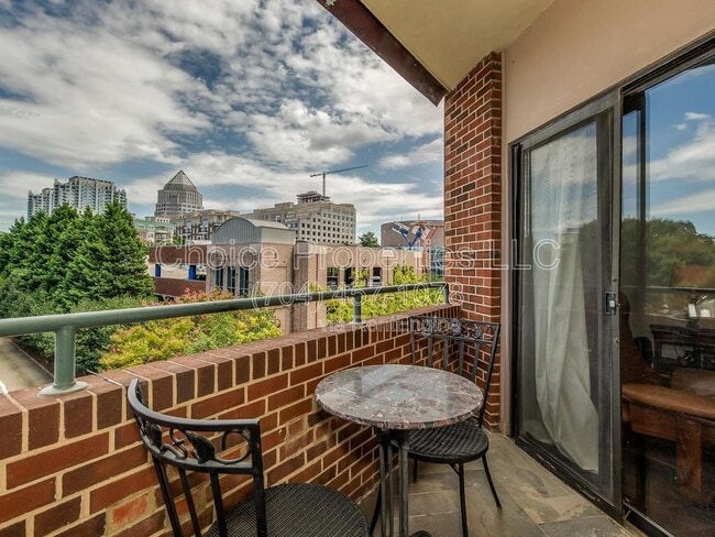 property at 224 N Poplar St