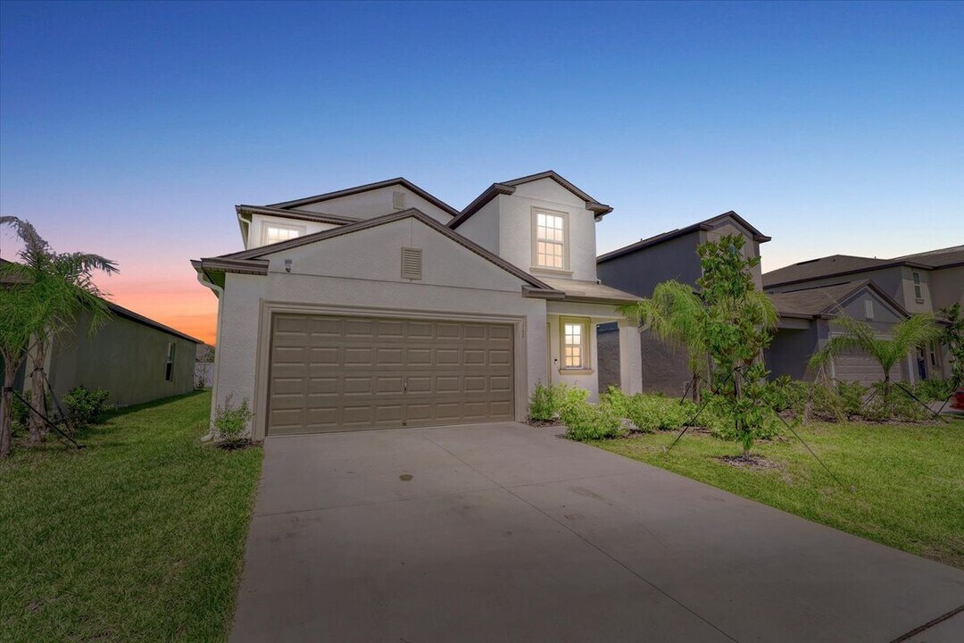 111 Rain Lily Ave in Spring Hill, FL - Foto de edificio