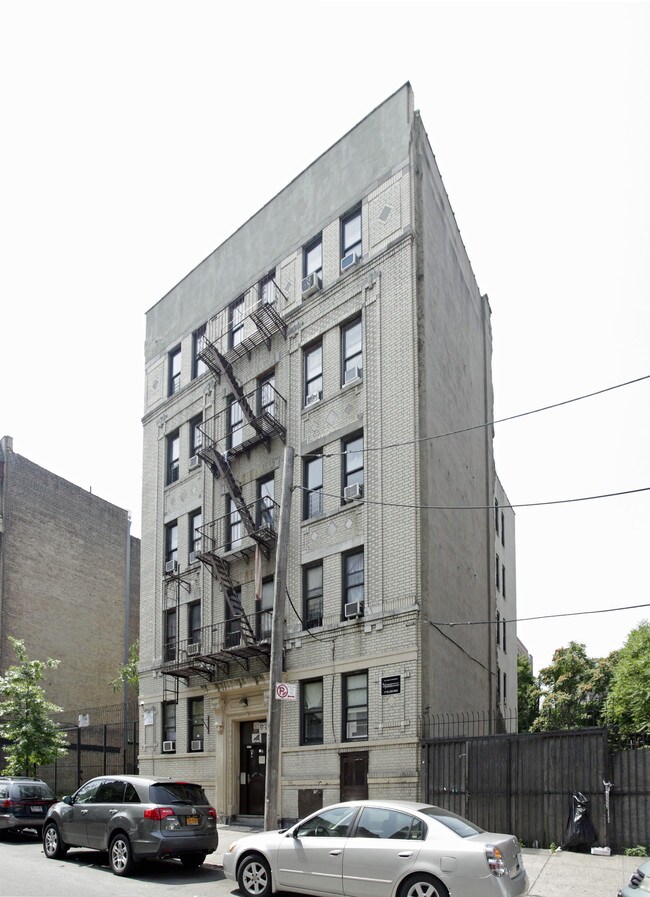 540 E 183rd St in Bronx, NY - Foto de edificio - Building Photo