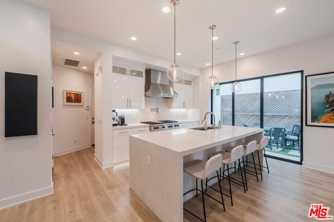 12962 Discovery Crk in Los Angeles, CA - Building Photo - Building Photo