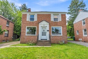 18400 Waterbury Ave in Maple Heights, OH - Building Photo