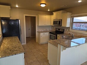 4243 W Lierly Ln in Fayetteville, AR - Building Photo - Building Photo