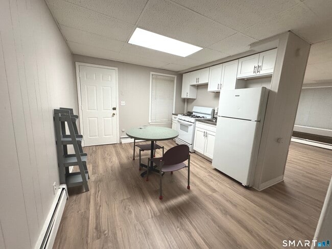 645 Burnside Ave in East Hartford, CT - Foto de edificio - Building Photo