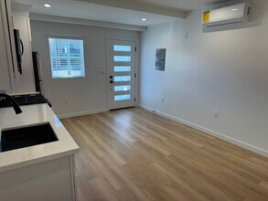 6125 Whitsett Ave, Unit 13 in Los Angeles, CA - Building Photo - Building Photo