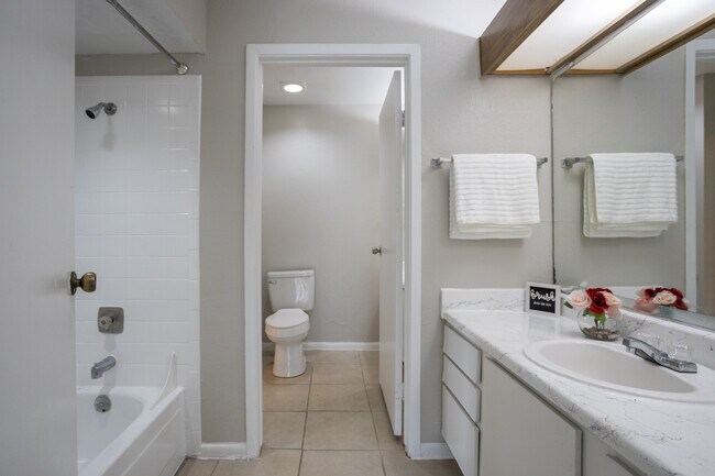 Golden Village Townhomes in Houston, TX - Foto de edificio - Building Photo