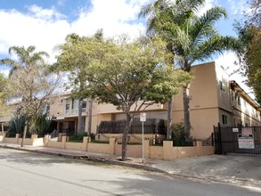 1334 N Las Palmas Ave Apartments in Los Angeles, CA - Foto de edificio - Building Photo