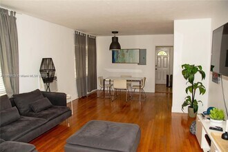 233 Madeira Ave in Coral Gables, FL - Foto de edificio - Building Photo