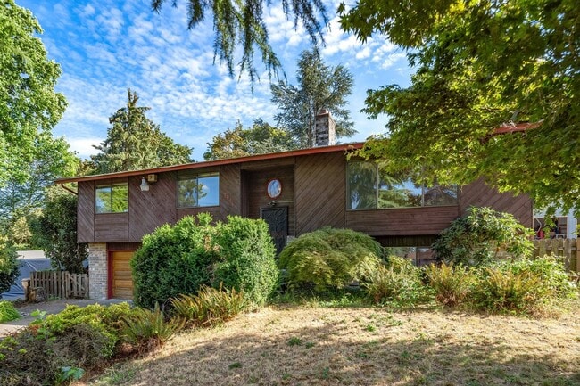 property at 7816 SE Strawberry Ln