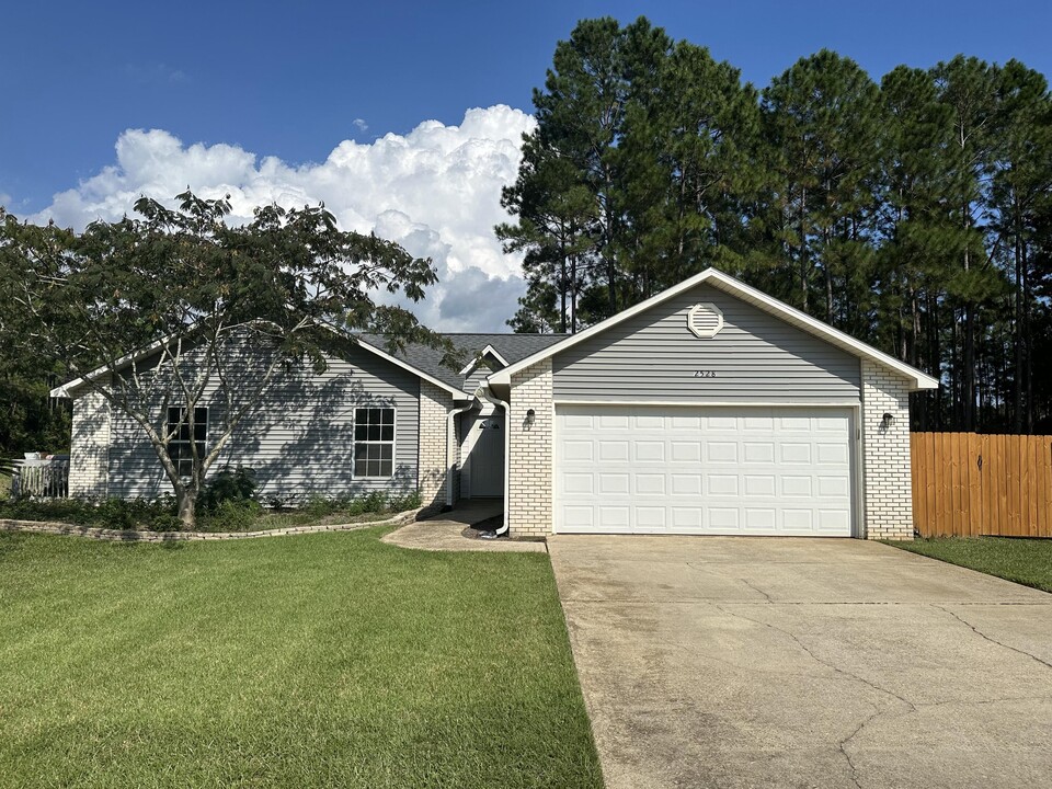 2528 Hilton Dr in Navarre, FL - Building Photo