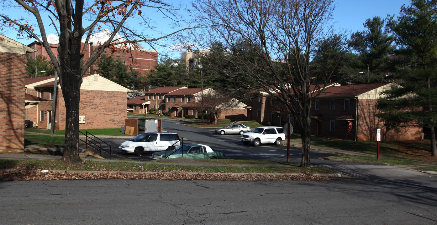 College Hill Apartments in Lynchburg, VA - Building Photo