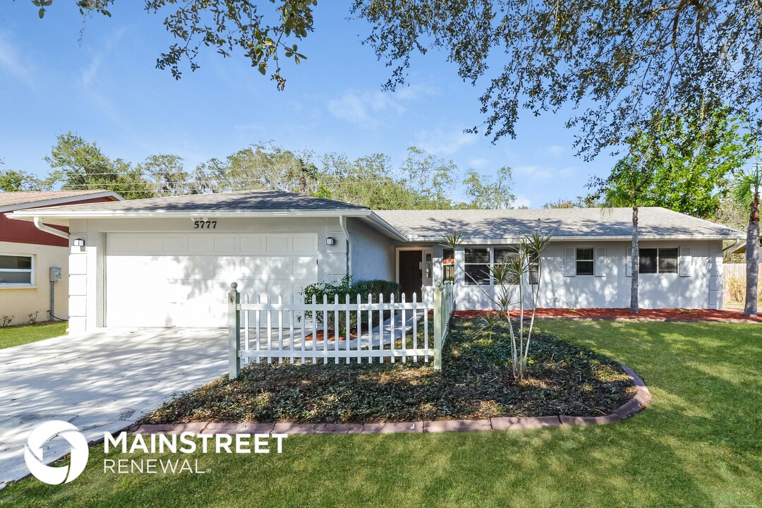 5777 Colonial Oaks Blvd in Sarasota, FL - Building Photo