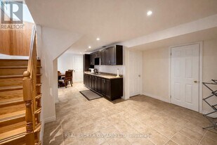 1602 Coram Crescent in Mississauga, ON - Building Photo