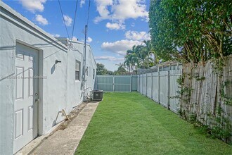 1015 NW 130th St in North Miami, FL - Building Photo - Building Photo