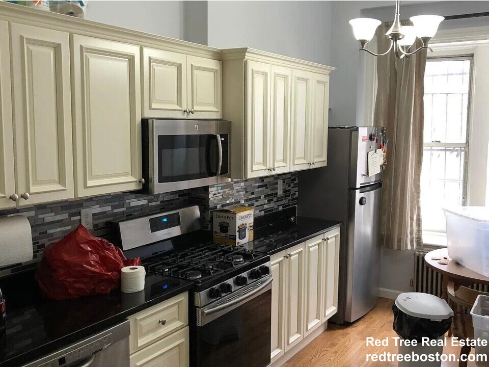 686 Parker St in Boston, MA - Building Photo