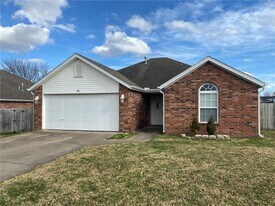 911 SW Cheyenne Dr in Bentonville, AR - Building Photo