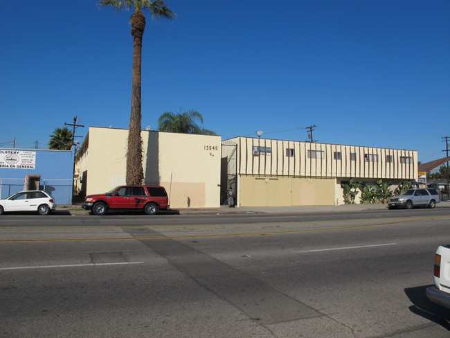 Capri Apartments in South Gate, CA - Building Photo - Building Photo