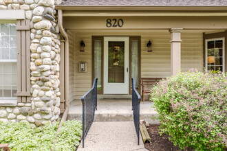 Elm Grove Parkway in Elm Grove, WI - Foto de edificio - Building Photo