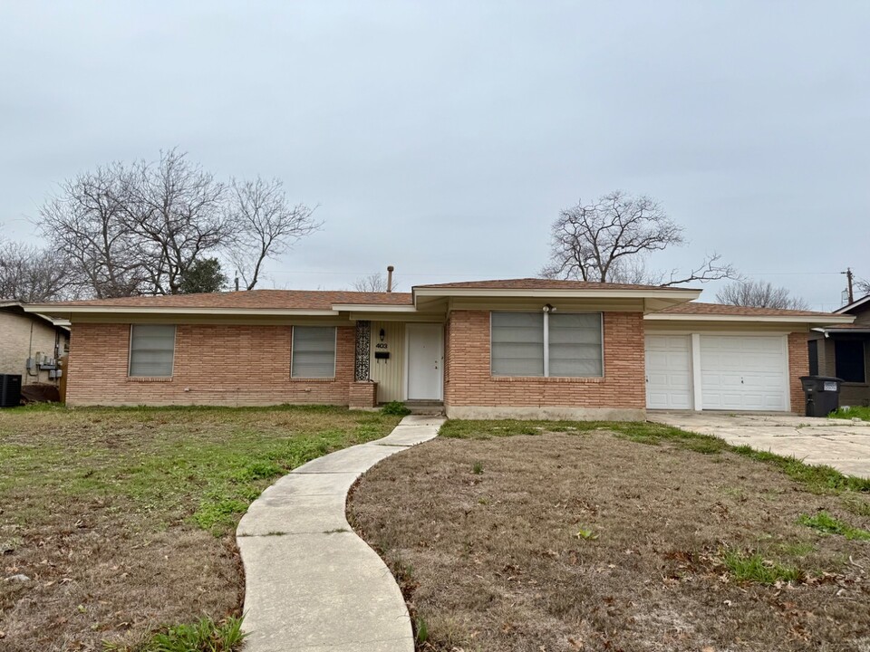 403 Tanglewood in San Antonio, TX - Building Photo