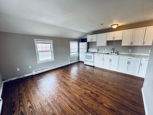 420 Wellington Ave, Unit 3A in Cranston, RI - Building Photo - Building Photo