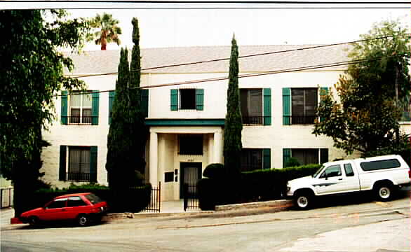 2025 Cheremoya Ave in Los Angeles, CA - Foto de edificio