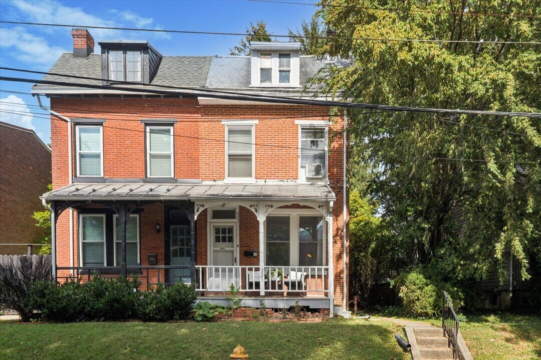 223 Sharpless St in West Chester, PA - Building Photo