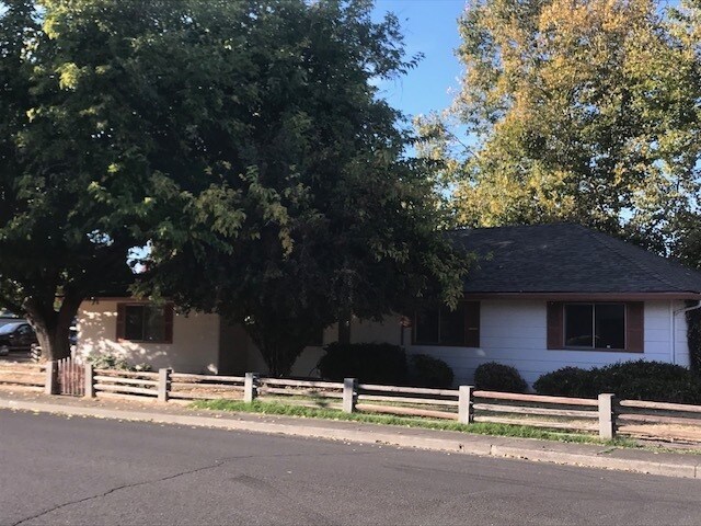 749 Hemlock Ave in Central Point, OR - Building Photo