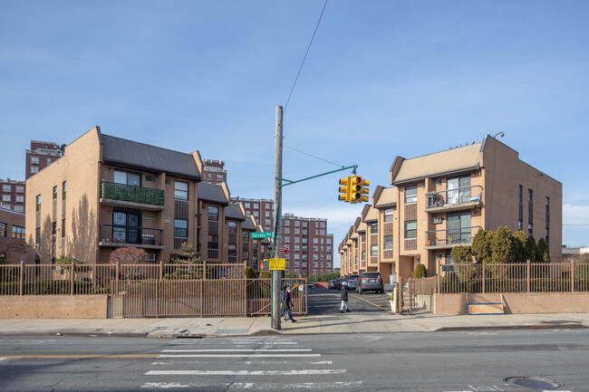 75-32A-H Parsons Blvd in Flushing, NY - Foto de edificio - Building Photo