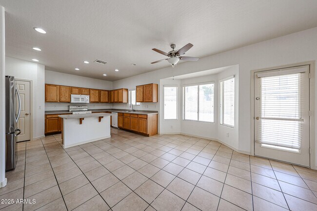 17435 W Saguaro Ln in Surprise, AZ - Building Photo - Building Photo