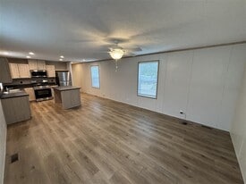 38 Grant St in West Branch, IA - Building Photo