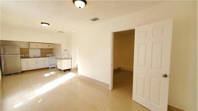 2124 Scott St in Hollywood, FL - Building Photo - Building Photo