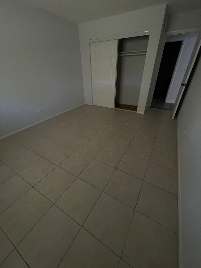 1350 E Sample Rd, Unit 110 in Pompano Beach, FL - Foto de edificio - Building Photo