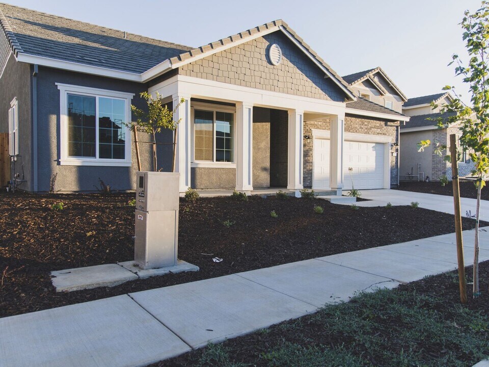 1982 Helena Way in Brentwood, CA - Building Photo
