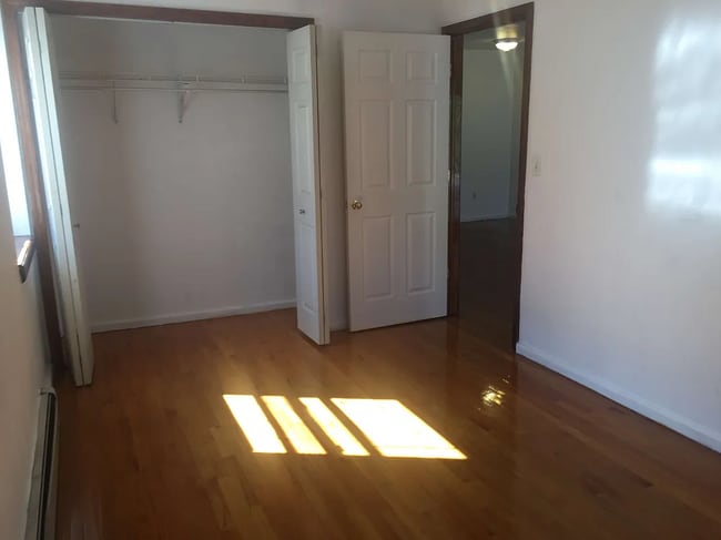 4920 43rd Ave, Unit 2 floor in Woodside, NY - Foto de edificio - Building Photo